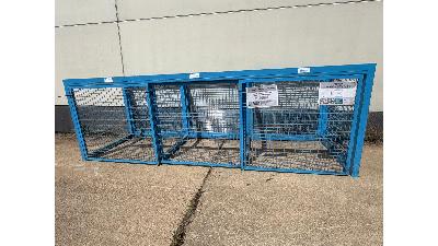 Cerramiento metálico con puertas correderas.