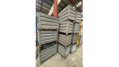 Lote cajones industriales de chapa.