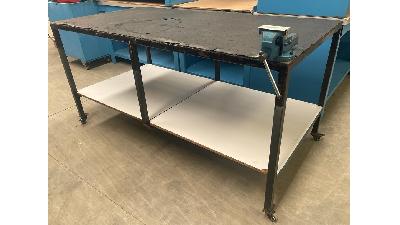Mesa de trabajo con ruedas.