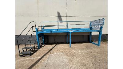 Plataforma metálica con escalera.